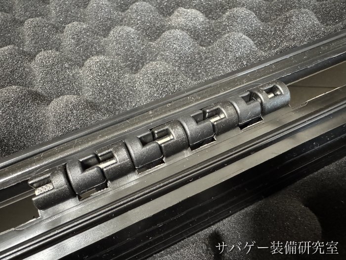 MILITARY-BASE ワイドライフル ハードケースの蓋と本体をつなぐ蝶番