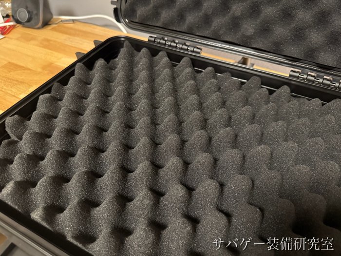 MILITARY-BASE ワイドライフル ハードケースの下の波型スポンジの寄り