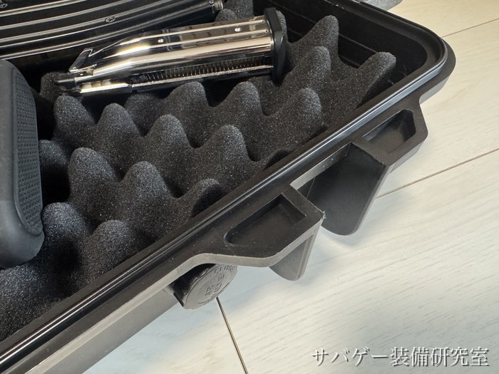 MILITARY-BASE ワイドライフル ハードケースの端に入れたハンドガンとマガジン
