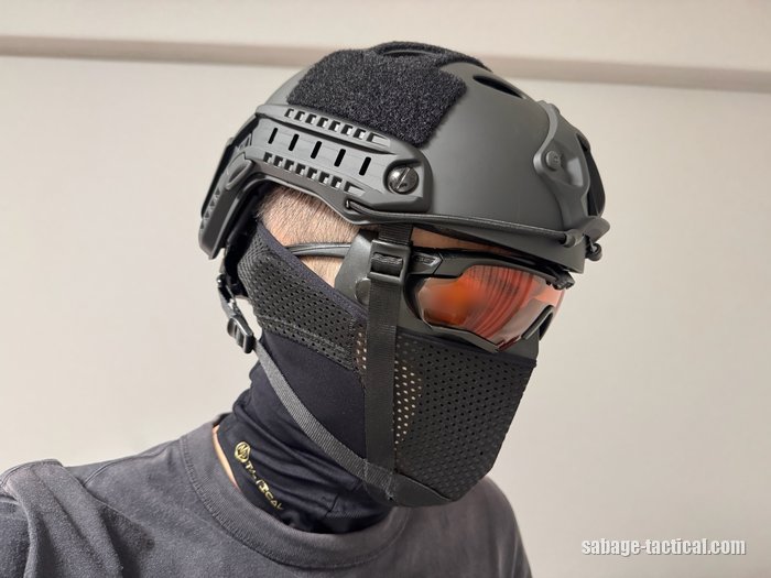 ネックゲイター V3をかぶった顔を斜め横から。首から耳の下まで覆っている(目元はぼかし)