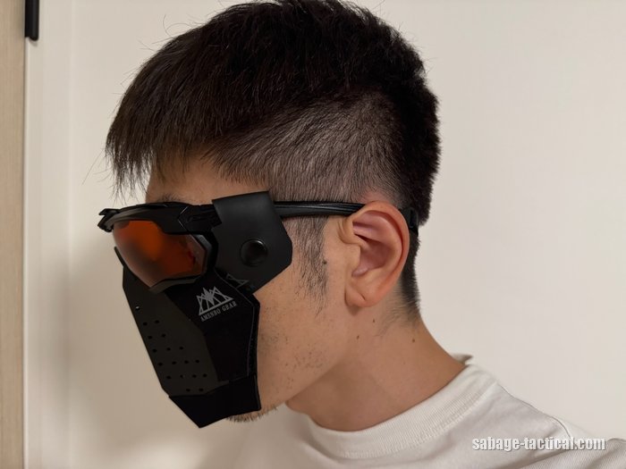 S.A.S FACE GUARD Gen.2とADDITIONAL PADを着けた横顔を近くから（目元はぼかし）