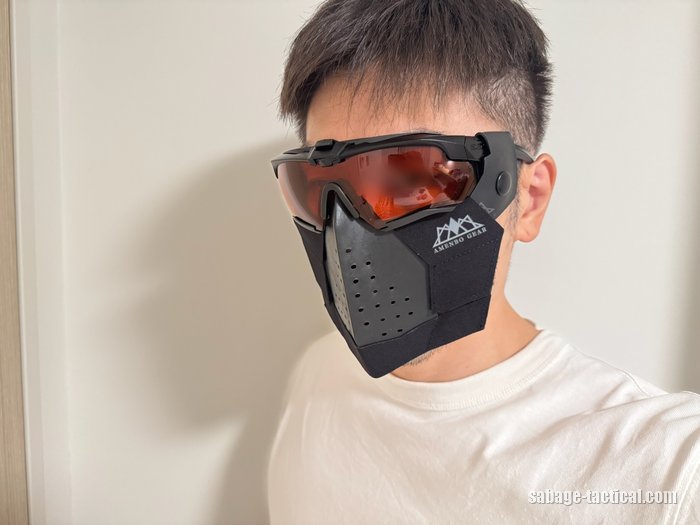 S.A.S FACE GUARD Gen.2とADDITIONAL PADを着けた顔をななめ前から（目元はぼかし）