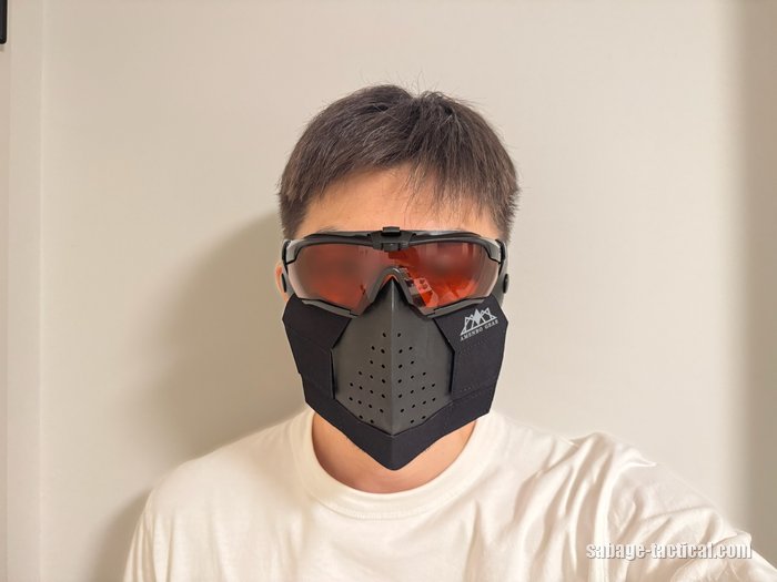 ネックゲイターをかぶる前。S.A.S FACE GUARD Gen.2とADDITIONAL PADだけの正面(目元はぼかし)
