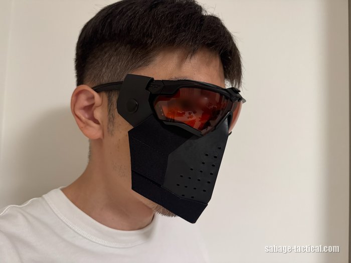 S.A.S FACE GUARD Gen.2とADDITIONAL PADを着けた顔を反対のななめ前から（目元はぼかし）