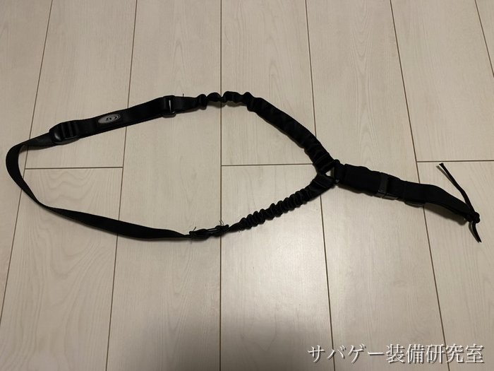 管理人が昔から使っているライラクスのワンポイントバンジースリング(今のV2より前の型)を床に広げた全体