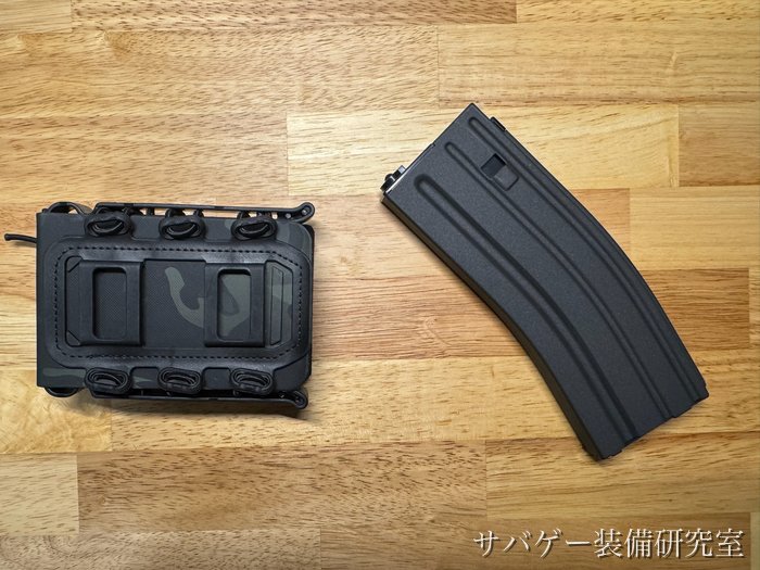 管理人が買ったTAILOR JAPAN ライフル マガジンポーチ(ブラックマルチカム):ポーチの表(MOLLEが3列)と、HK416用のマガジンを並べたところ