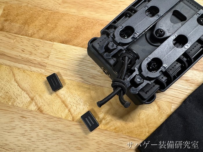 管理人が買ったTAILOR JAPAN ライフル マガジンポーチ(ブラックマルチカム):ストッパー2つを外して机に置いたところ(クリップが開ける状態)