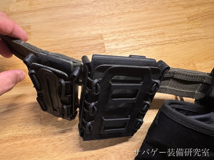 管理人のTAILOR JAPAN ライフル マガジンポーチ(ブラックマルチカム)のMOLLEクリップをベルトに留めるところ