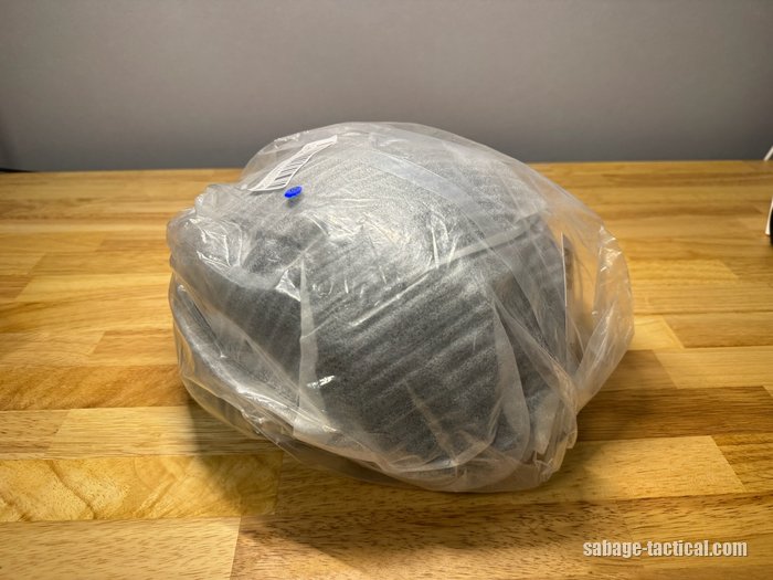 T.D.Well サバゲーヘルメット FAST PJ タイプが透明の袋と灰色の緩衝材に包まれた状態（横から）
