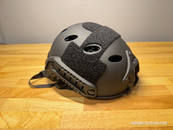 T.D.WellのFASTタイプヘルメットを反対側の斜めから。横のARCレール