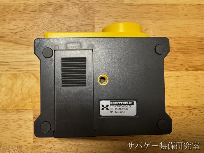 XCORTECH X3200 MK3の底面（三脚のネジ穴とシリアル番号のシール）