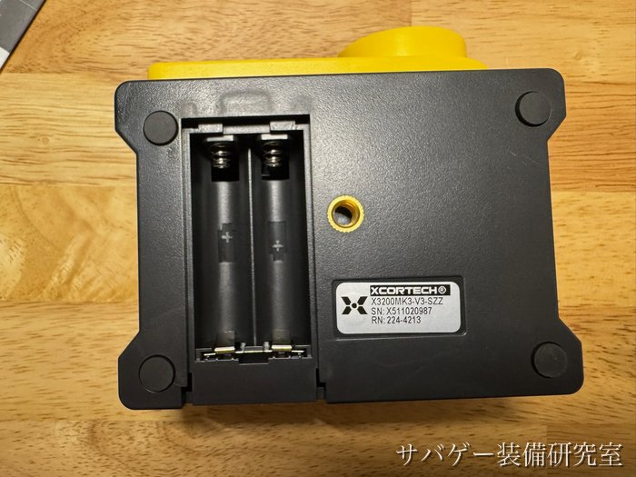 XCORTECH X3200 MK3の電池のふたを開けたところ（単三2本の場所）